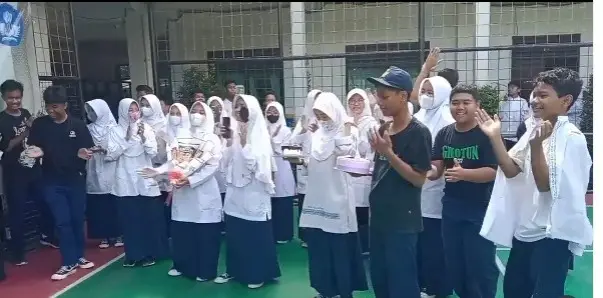 Awal putih biru yg isinya keterpaksaan dan kebahagiaan palsu